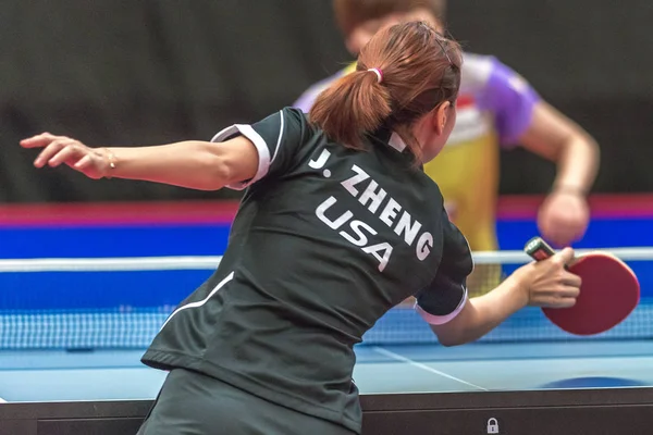 Jiaqi Zheng (Sa) vs Yihan Zhou (ΣΣΑ) στο παιχνί της επιτραπέζιας αντισφαίρισης — Φωτογραφία Αρχείου