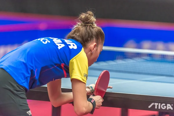 Bernadette Szocs (Rou) vs Britt Eerland (Ned) w tabeli tenni — Zdjęcie stockowe