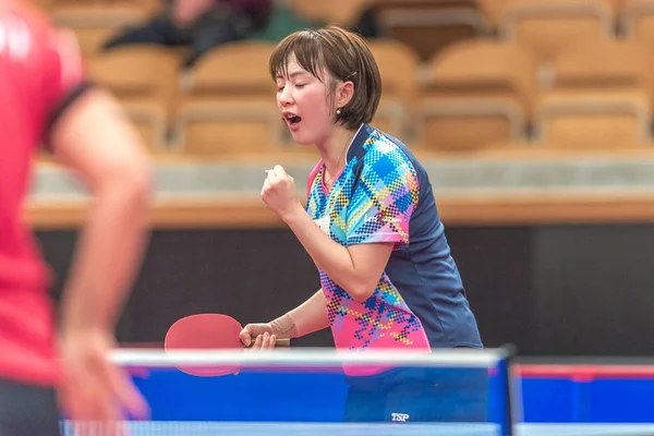 Barbora Balazova (SVK) vs Hyowon Suh (KOR) al tavolo da ping pong — Foto Stock