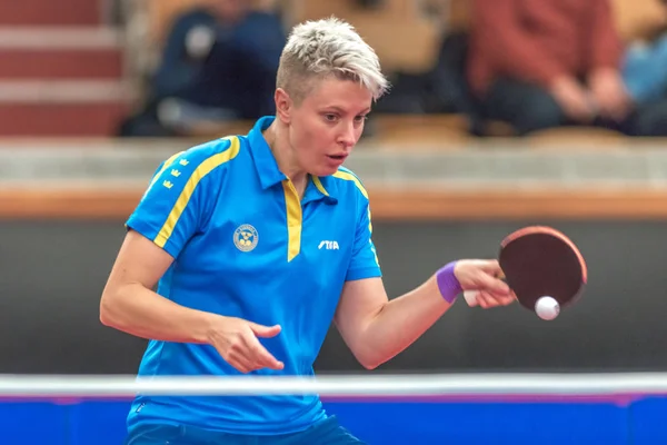 Матільда Ekholm (Swe) vs Ying Хан (Ger) в tourn настільного тенісу — стокове фото