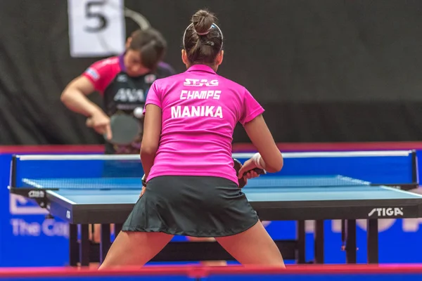 Yuka ishigaki (jpn) vs manika batra (ind) an der Tischtennisplatte — Stockfoto
