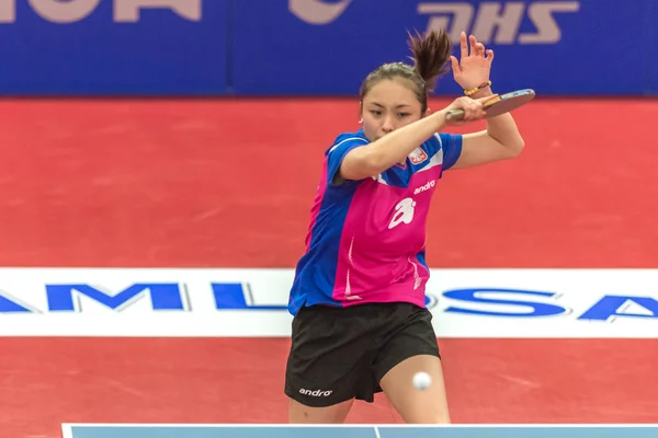 Kasumi Ishikawa (JPN) vs Qian Li (POL) en el torneo de tenis de mesa — Foto de Stock