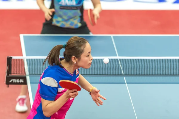 Kasumi ishikawa (jpn) vs qian li (pol) im Tischtennis-Turnier — Stockfoto