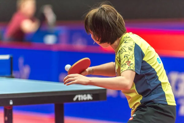 I Ching Cheng (TPE) vs Hyowon Suh (KOR) en la gira de tenis de mesa — Foto de Stock
