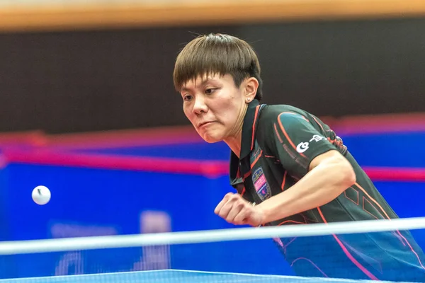 I Ching Cheng (TPE) vs Hyowon Suh (KOR) en la gira de tenis de mesa — Foto de Stock