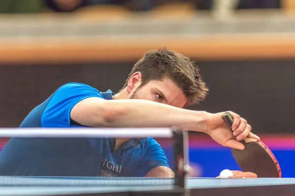 Dimitrij Ovtcharov (GER) vs Mattias Karlsson (SWE) en la tabla — Foto de Stock