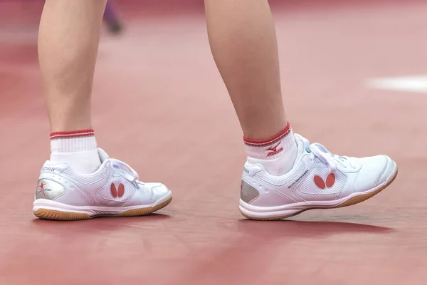 Primer plano de los zapatos en el torneo de tenis de mesa SOC en la arena — Foto de Stock