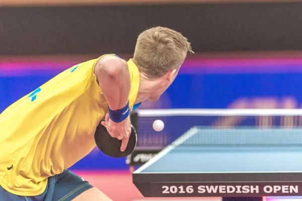 Dimitrij Ovtcharov (GER) vs Mattias Karlsson (SWE) en la tabla — Foto de Stock