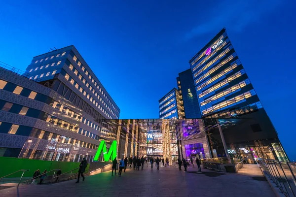 Exterieur van het winkelcentrum van Scandinavië tijdens avond met grote sky een — Stockfoto