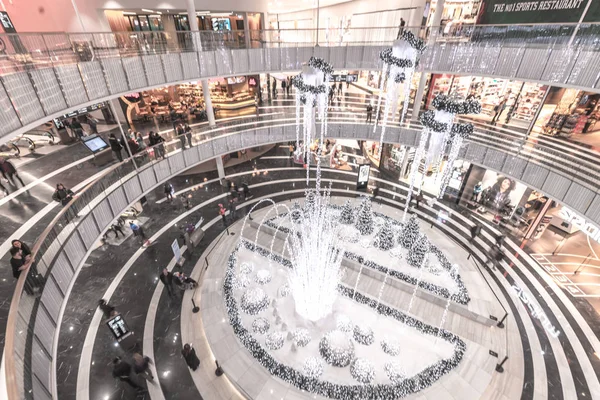 Wnętrze centrum handlowym Skandynawii z Boże Narodzenie wystrój. — Zdjęcie stockowe