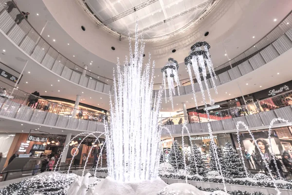 Innenausstattung der Mall of Scandinavia mit Weihnachtsdekor. — Stockfoto