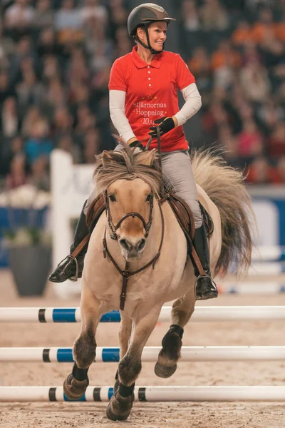 Linda Bengtzing beim Promi-Springen im schwedischen Internati — Stockfoto