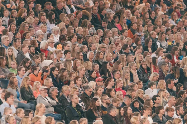 观众大多是女性，在瑞典国际马展 — 图库照片