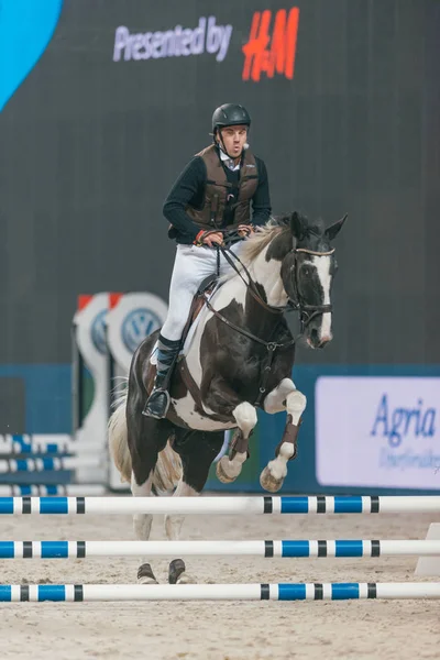 Robin Mos Andersson al Celebrity jumping in Svezia Inter — Foto Stock