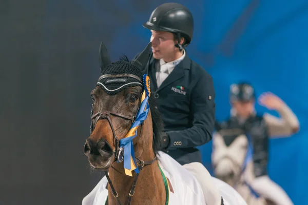 Cavalcare e guidare la concorrenza in Svezia International Horse Sho — Foto Stock