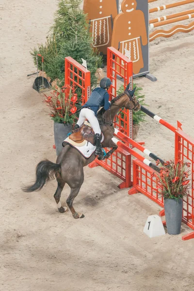Elin Lundin en el evento del premio Príncipe Carl Philip en ponny jumpi — Foto de Stock