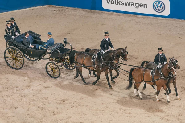 Prins Carl Philip aankomen aan de de ponny springen in een royal — Stockfoto