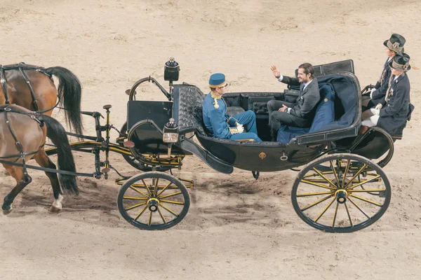 Prince Carl Philip arrivant à la le ponny saut dans un royal — Photo