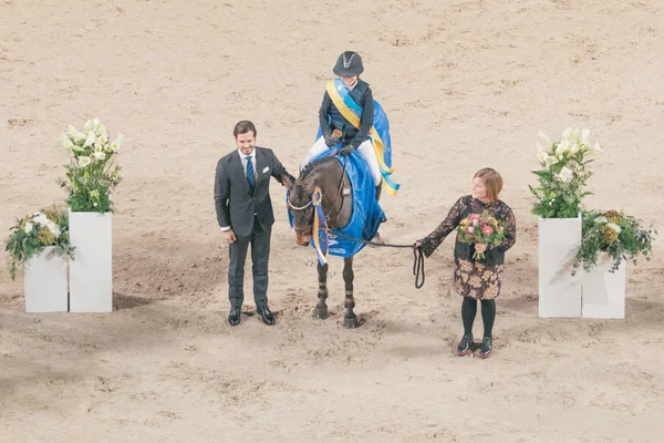 Premio cermony con el príncipe Carl Philip en el ponny saltar en th — Foto de Stock