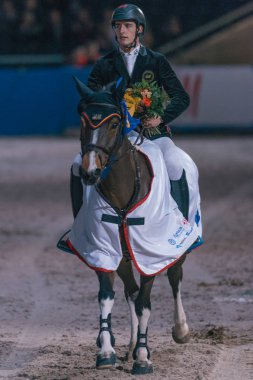 Kazanan Nicola Philippaerts tur arkadaşları Christma, şeref