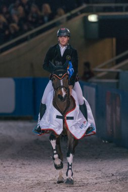Kazanan Nicola Philippaerts tur arkadaşları Christma, şeref