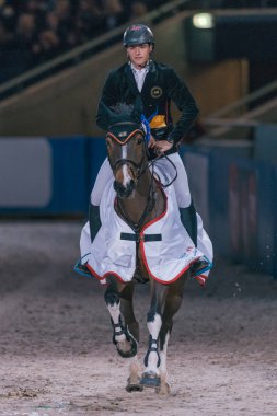 Kazanan Nicola Philippaerts tur arkadaşları Christma, şeref
