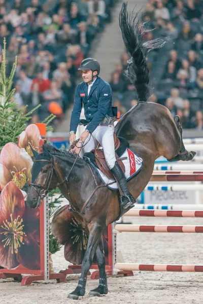 Piergiorgio Bucci rychlostí přátel vánoční skákání v — Stock fotografie