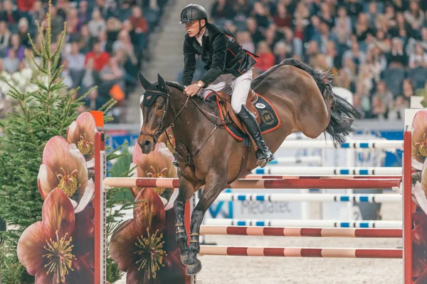 Peder Fredricson med vänner jul hastighet hoppning i S — Stockfoto