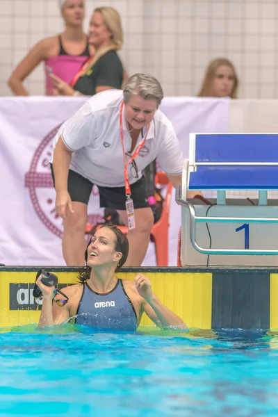 Nuotatori al concorso nazionale svedese di nuoto a Eriksdalsba — Foto Stock