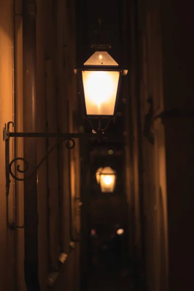 Narrow alley in Stockholm during night with old lamps shining — Stock Photo, Image