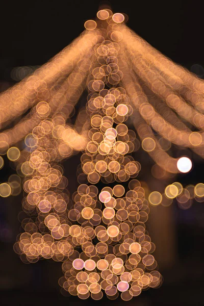 Luzes desfocadas durante o Natal na cidade — Fotografia de Stock