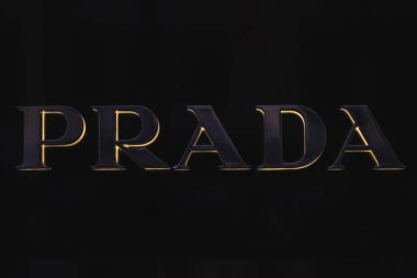 Stockho bir butik içinde sarı parlak nokta işaretiyle siyah Prada