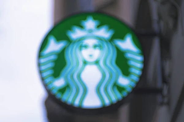 Sinal de café Starbucks desfocado em Estocolmo — Fotografia de Stock