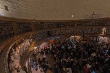 Stokholm Halk Kütüphanesi Stadsbibliotket Lucia sırasında