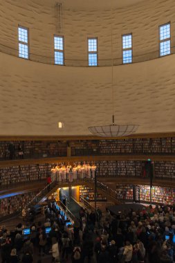 Stokholm Halk Kütüphanesi Stadsbibliotket Lucia sırasında