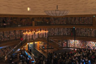 Stokholm Halk Kütüphanesi Stadsbibliotket Lucia sırasında