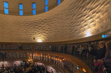 Stokholm Halk Kütüphanesi Stadsbibliotket Lucia sırasında
