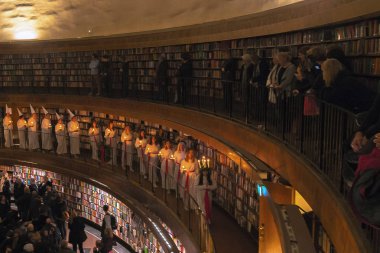 Stokholm Halk Kütüphanesi Stadsbibliotket Lucia sırasında