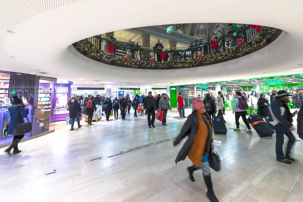 Stockholmer Hauptbahnhof im Weihnachtsverkehr und im Berufsverkehr — Stockfoto