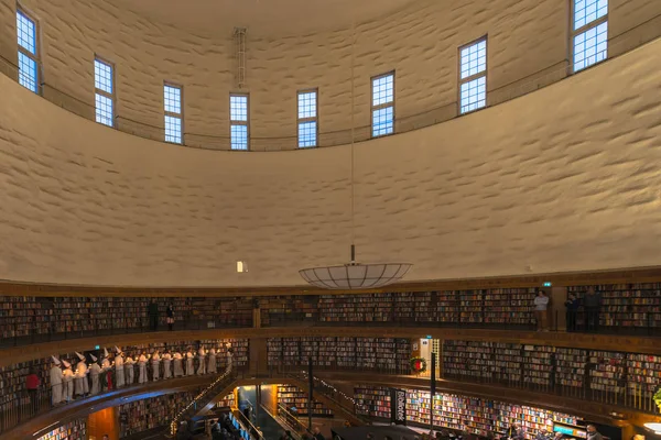 Biblioteca pubblica di Stoccolma Stadsbibliotket durante Lucia — Foto Stock