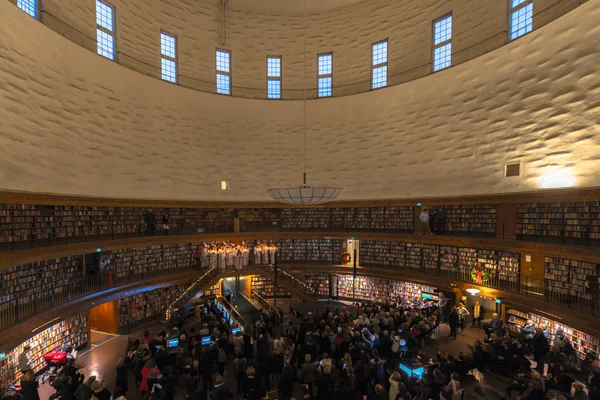 Biblioteca pubblica di Stoccolma Stadsbibliotket durante Lucia — Foto Stock