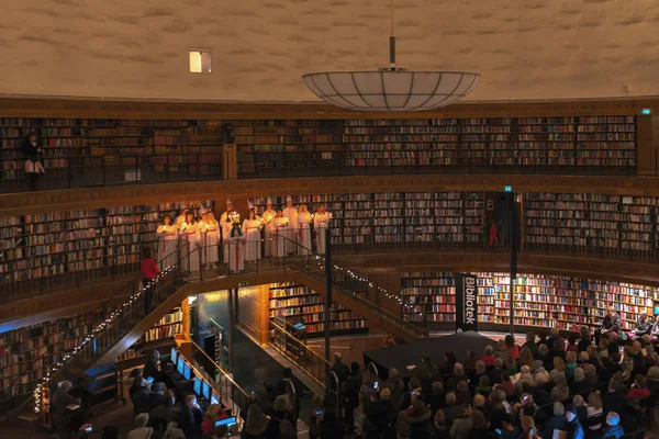 Biblioteca pubblica di Stoccolma Stadsbibliotket durante Lucia — Foto Stock