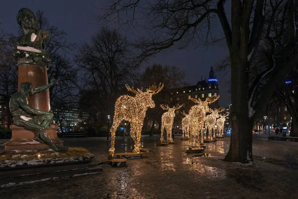 Grupo de alces de Navidad hechos de luces led en Nybrokajen con t —  Fotos de Stock
