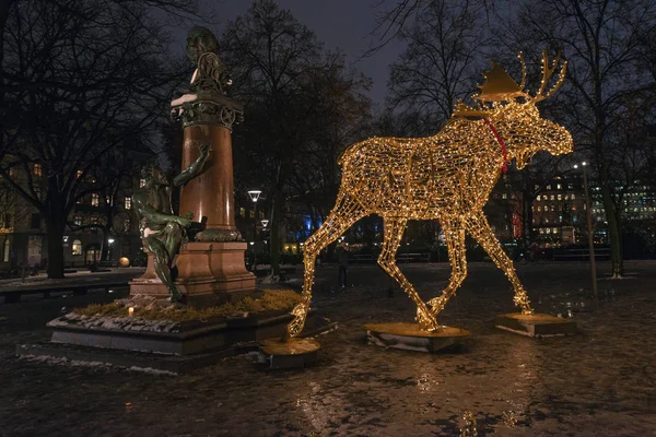 Groep van Christmas moose gemaakt van led verlichting op Nybrokajen met t — Stockfoto