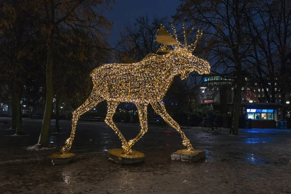 Groep van Christmas moose gemaakt van led verlichting op Nybrokajen — Stockfoto