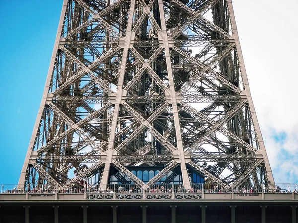 Detaild view of Eiffel tower from below with a sky with white cl — Stock Photo, Image