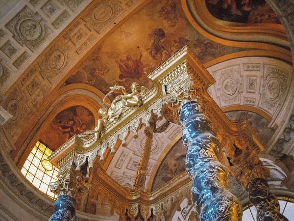 Pilares dorados en el edificio Les Invalides con la tumba de Na — Foto de Stock