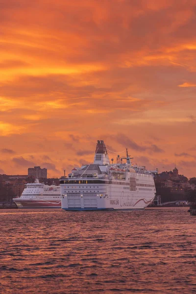 Cinderela da empresa Viking Line que embarca para o porto em — Fotografia de Stock