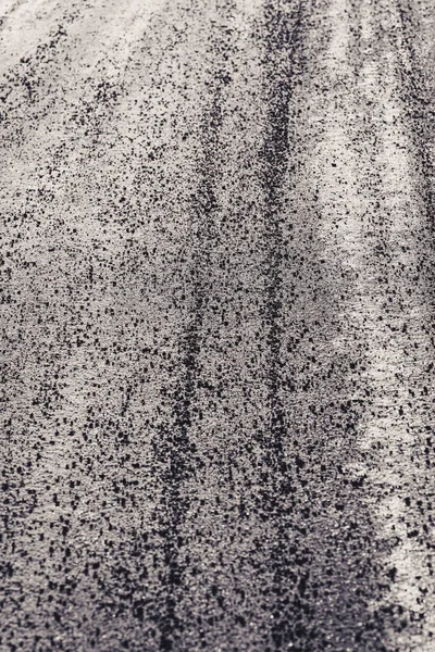 Зимняя дорога подготовлена с гравием для трения в солнечной подсветке — стоковое фото