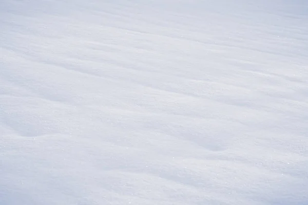 Pokryte śniegiem pole w zbliżenie z miękkimi zakrętami — Zdjęcie stockowe